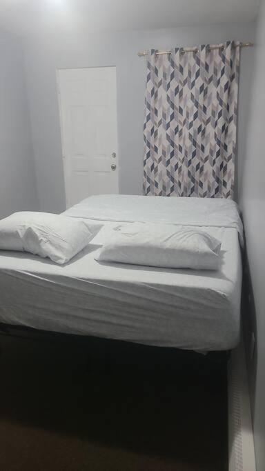 Room In A Beach House With King Size Bed In A Landlord Hosted Three Bedroom Apartment New York Exterior photo