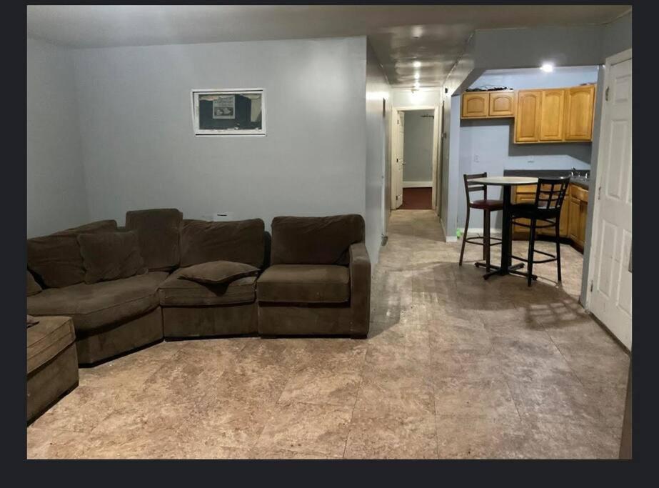 Room In A Beach House With King Size Bed In A Landlord Hosted Three Bedroom Apartment New York Exterior photo